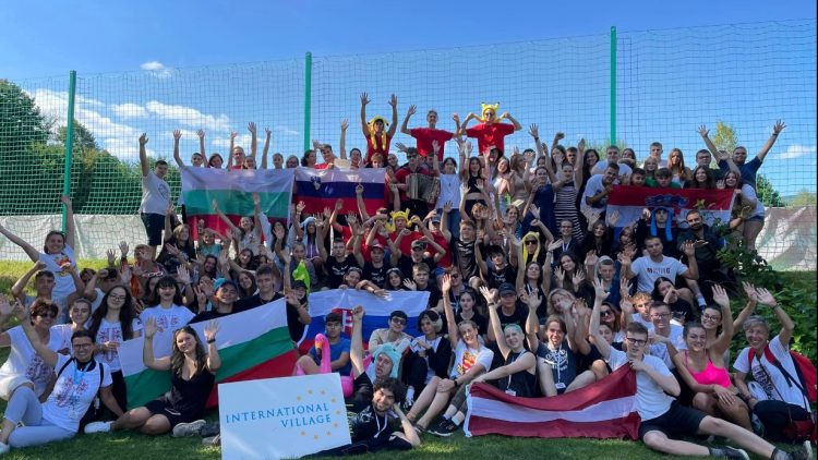 „Proiectul International Village”: O Experiență Transformatoare pentru tineri